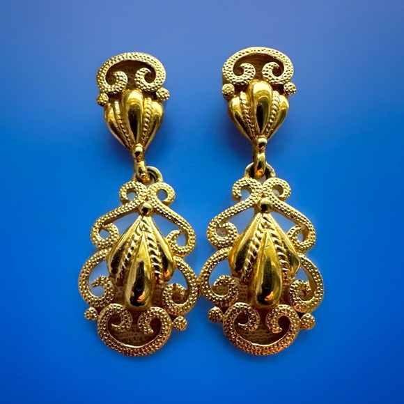 Crown Trifari Gold Tone Dangle Drop Filagree Earrings Vintage Clip On Backs EUC - Picture 1 of 7